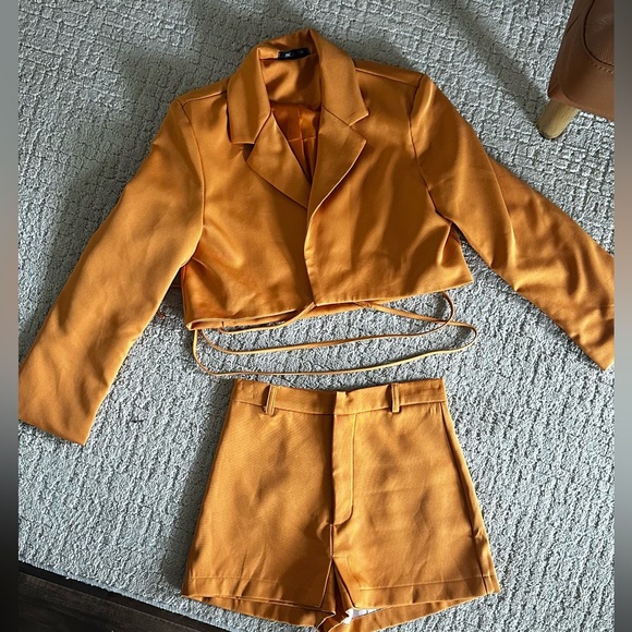 2-piece cropped blazer short set - Picture 2 of 2